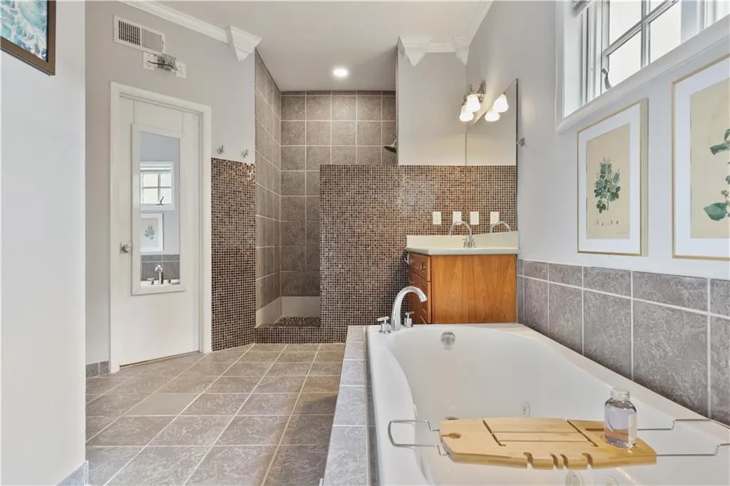 199 12th Street Ne Unit 5, Atlanta, Georgia 30309, 2 Bedrooms Bedrooms, ,2 BathroomsBathrooms,Residential,For Sale,199 12th Street Ne Unit 5,7613039
