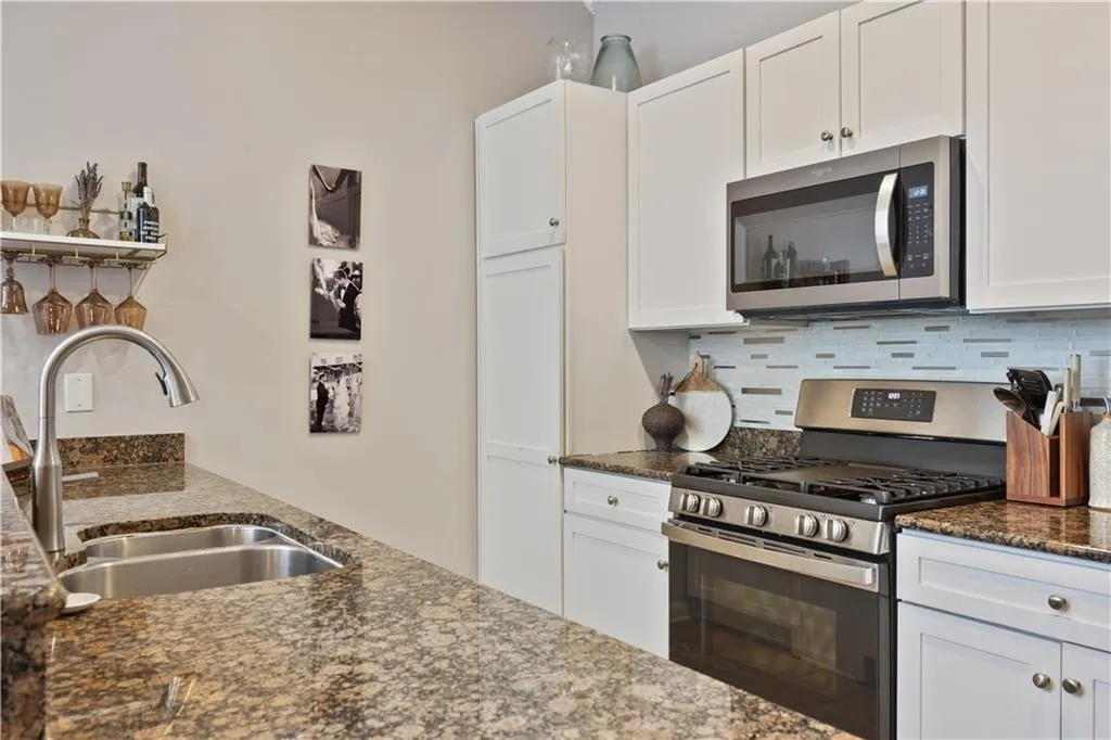 199 12th Street Ne Unit 5, Atlanta, Georgia 30309, 2 Bedrooms Bedrooms, ,2 BathroomsBathrooms,Residential,For Sale,199 12th Street Ne Unit 5,7613039