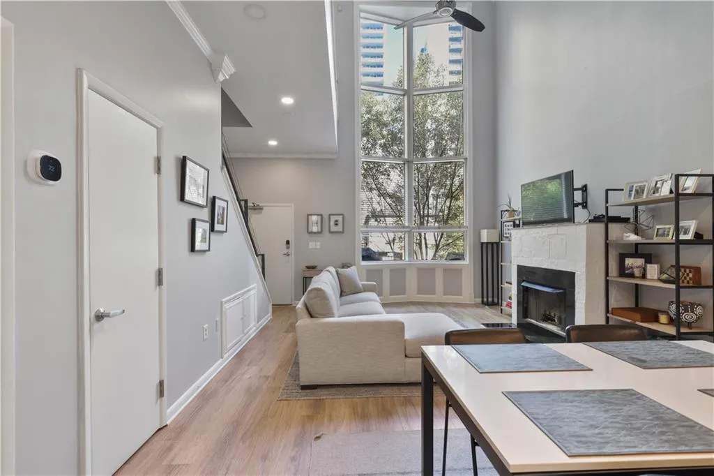 199 12th Street Ne Unit 5, Atlanta, Georgia 30309, 2 Bedrooms Bedrooms, ,2 BathroomsBathrooms,Residential,For Sale,199 12th Street Ne Unit 5,7613039