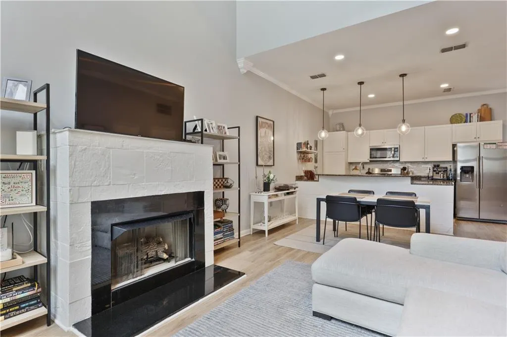 199 12th Street Ne Unit 5, Atlanta, Georgia 30309, 2 Bedrooms Bedrooms, ,2 BathroomsBathrooms,Residential,For Sale,199 12th Street Ne Unit 5,7613039