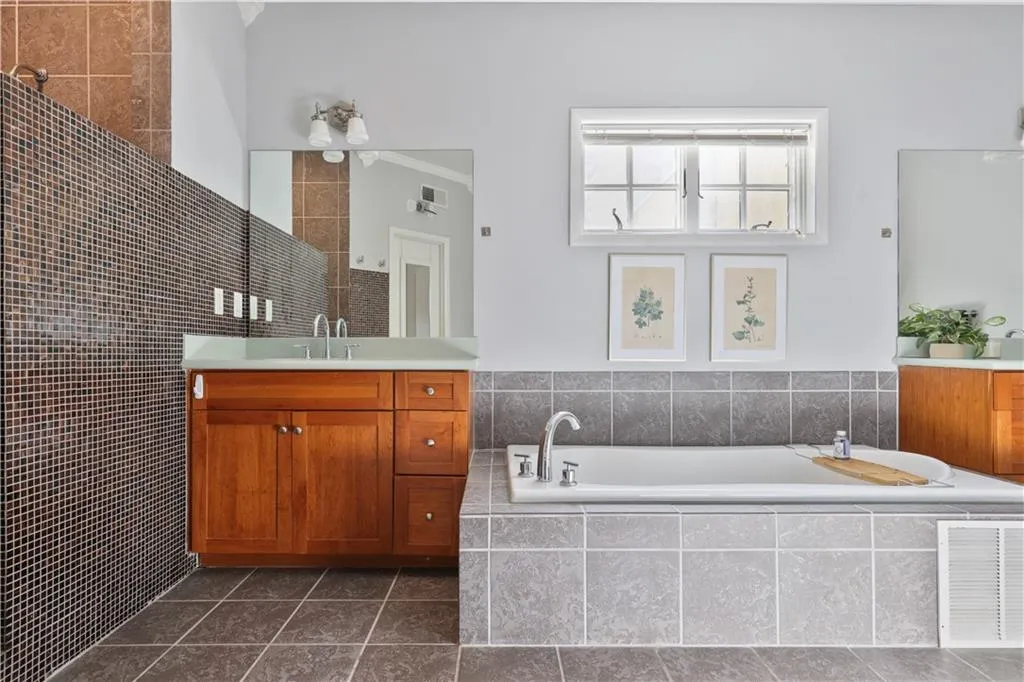 199 12th Street Ne Unit 5, Atlanta, Georgia 30309, 2 Bedrooms Bedrooms, ,2 BathroomsBathrooms,Residential,For Sale,199 12th Street Ne Unit 5,7613039