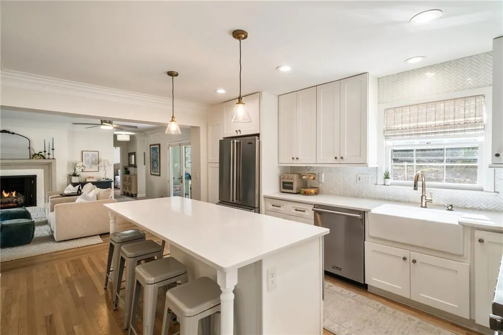 440 River Valley Road, Atlanta, Georgia 30328, 4 Bedrooms Bedrooms, ,3 BathroomsBathrooms,Residential,Sold,440 River Valley Road,7533990