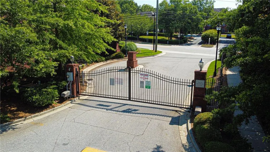 5470 Glenridge Park, Atlanta, Georgia 30342, 2 Bedrooms Bedrooms, ,2 BathroomsBathrooms,Residential,Sold,5470 Glenridge Park,6898644