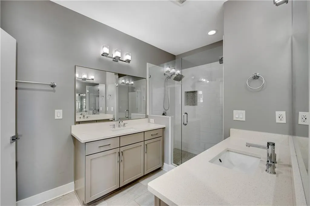 743 Taylor Court, Atlanta, Georgia 30324, 2 Bedrooms Bedrooms, 0 ,2 BathroomsBathrooms,Residential,For Sale,743 Taylor Court,7712317