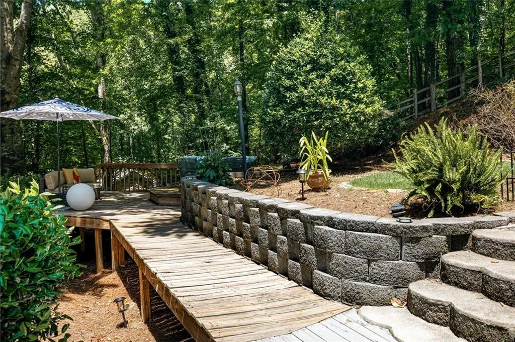 9360 Huntcliff Trace, Sandy Springs, Georgia 30350, 6 Bedrooms Bedrooms, ,3 BathroomsBathrooms,Residential,Sold,9360 Huntcliff Trace,7086722
