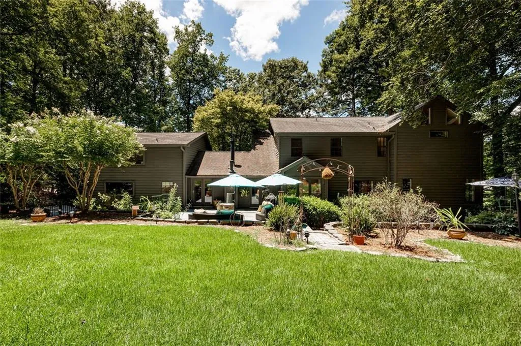 9360 Huntcliff Trace, Sandy Springs, Georgia 30350, 6 Bedrooms Bedrooms, ,3 BathroomsBathrooms,Residential,Sold,9360 Huntcliff Trace,7086722