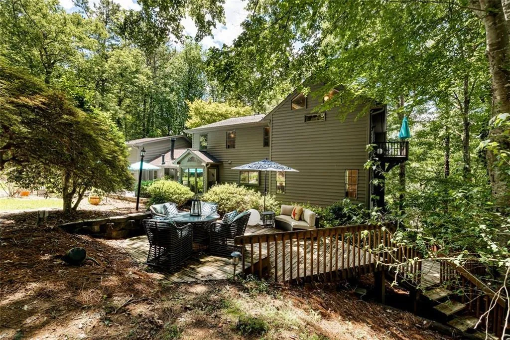 9360 Huntcliff Trace, Sandy Springs, Georgia 30350, 6 Bedrooms Bedrooms, ,3 BathroomsBathrooms,Residential,Sold,9360 Huntcliff Trace,7086722