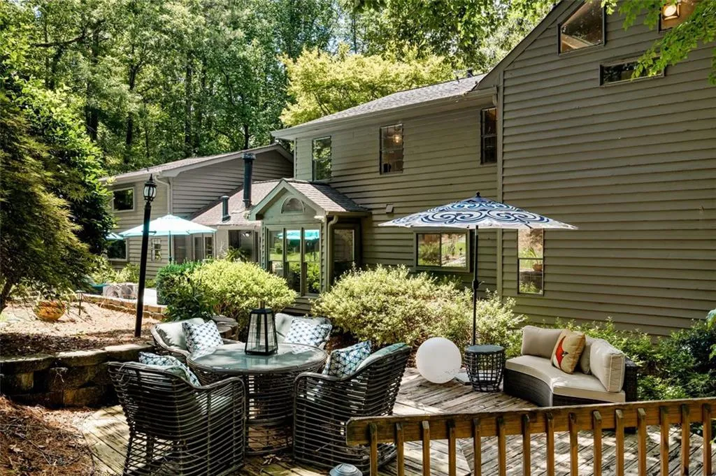 9360 Huntcliff Trace, Sandy Springs, Georgia 30350, 6 Bedrooms Bedrooms, ,3 BathroomsBathrooms,Residential,Sold,9360 Huntcliff Trace,7086722