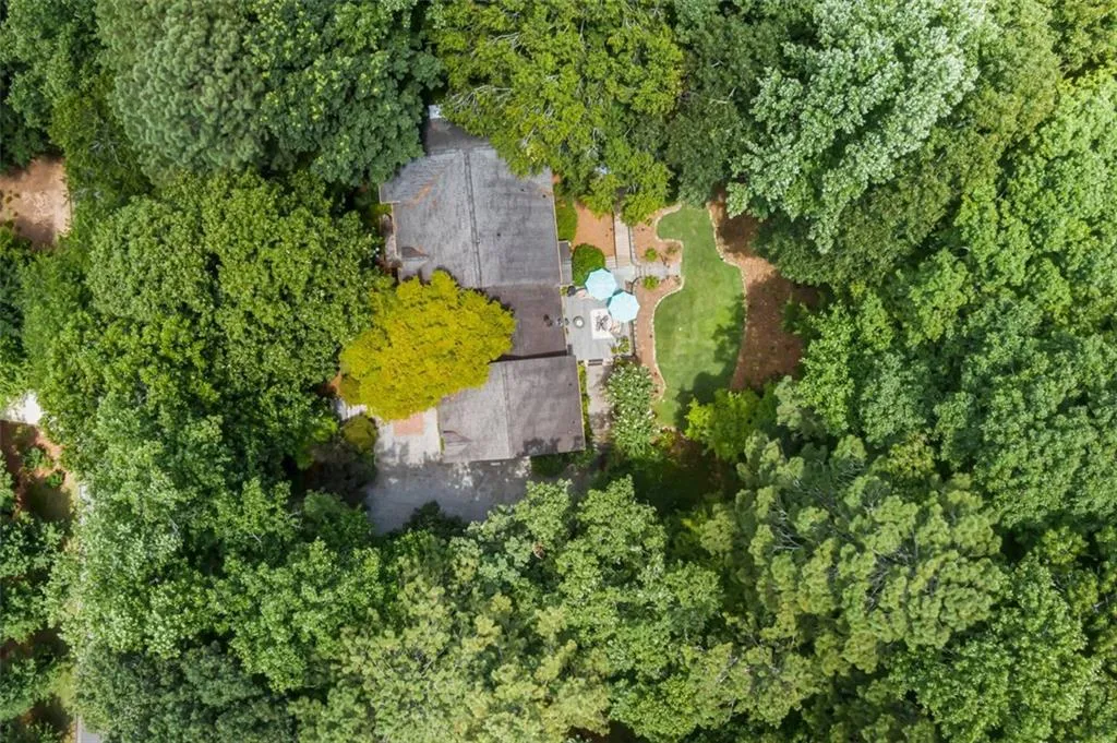 9360 Huntcliff Trace, Sandy Springs, Georgia 30350, 6 Bedrooms Bedrooms, ,3 BathroomsBathrooms,Residential,Sold,9360 Huntcliff Trace,7086722