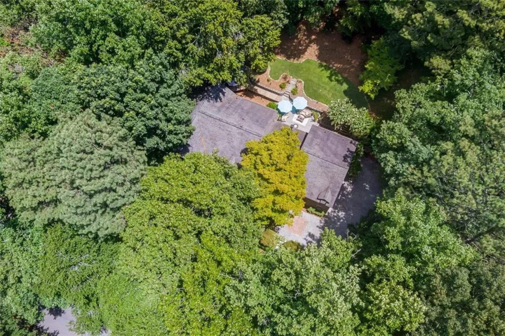 9360 Huntcliff Trace, Sandy Springs, Georgia 30350, 6 Bedrooms Bedrooms, ,3 BathroomsBathrooms,Residential,Sold,9360 Huntcliff Trace,7086722