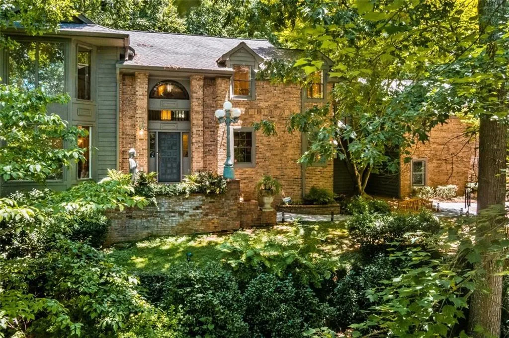 9360 Huntcliff Trace, Sandy Springs, Georgia 30350, 6 Bedrooms Bedrooms, ,3 BathroomsBathrooms,Residential,Sold,9360 Huntcliff Trace,7086722