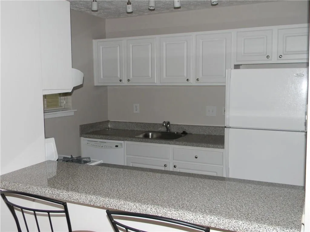 6816 Glenridge Drive Unit J, Sandy Springs, Georgia 30328, 2 Bedrooms Bedrooms, ,2 BathroomsBathrooms,Residential,Sold,6816 Glenridge Drive Unit J,5689358