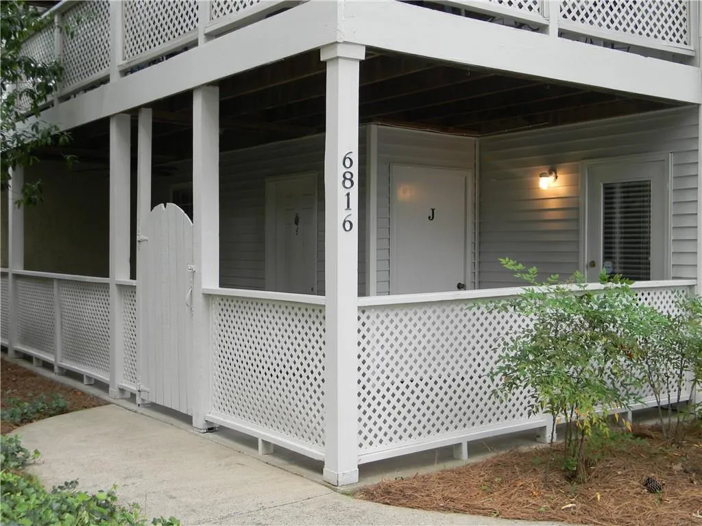 6816 Glenridge Drive Unit J, Sandy Springs, Georgia 30328, 2 Bedrooms Bedrooms, ,2 BathroomsBathrooms,Residential,Sold,6816 Glenridge Drive Unit J,5689358
