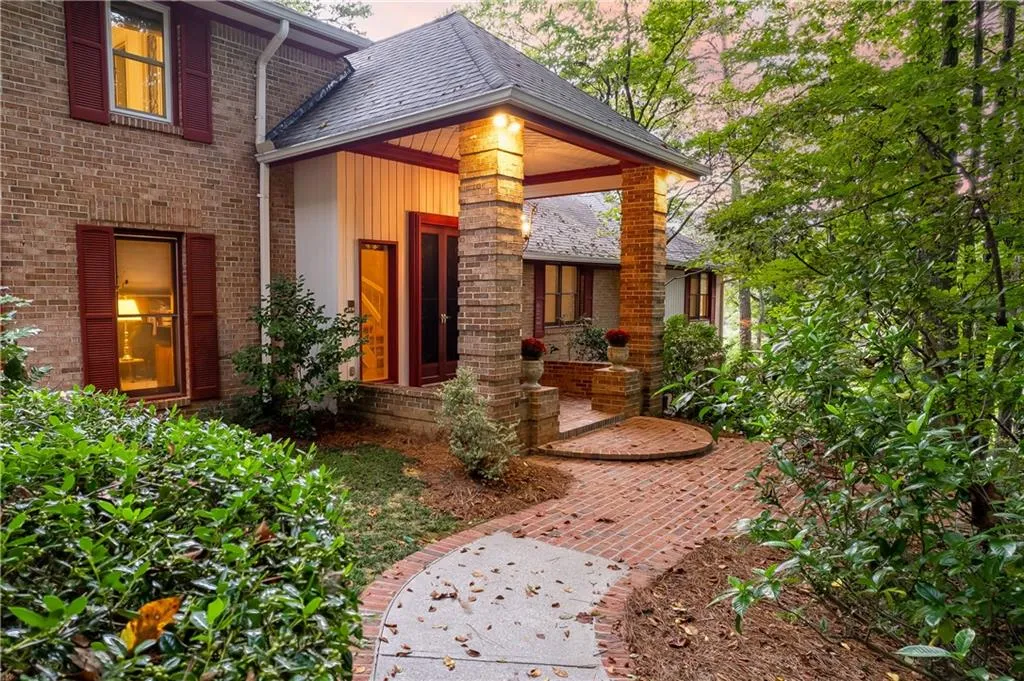 9635 Huntcliff Trace, Atlanta, Georgia 30350, 6 Bedrooms Bedrooms, ,4 BathroomsBathrooms,Residential,Sold,9635 Huntcliff Trace,6948772