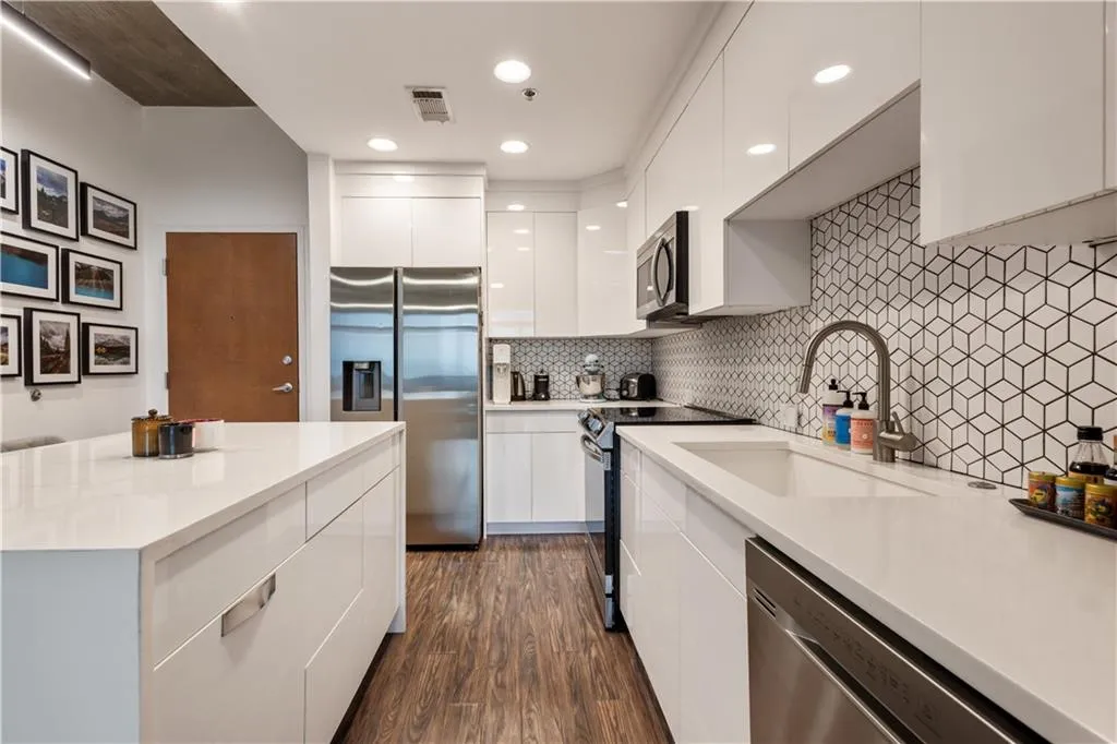 250 Pharr Road Ne Unit 1116, Atlanta, Georgia 30305, 1 Bedroom Bedrooms, ,1 BathroomBathrooms,Residential,For Sale,250 Pharr Road Ne Unit 1116,7623963