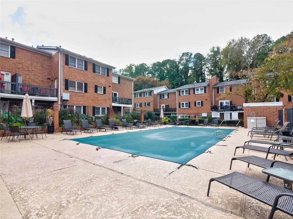 6520 Roswell Road Unit 33, Atlanta, Georgia 30328, 3 Bedrooms Bedrooms, ,2 BathroomsBathrooms,Residential,Sold,6520 Roswell Road Unit 33,6092622
