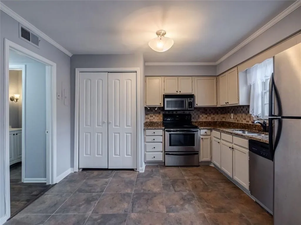 6520 Roswell Road Unit 33, Atlanta, Georgia 30328, 3 Bedrooms Bedrooms, ,2 BathroomsBathrooms,Residential,Sold,6520 Roswell Road Unit 33,6092622