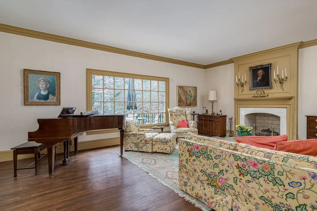 6465 Riverside Drive, Sandy Springs, Georgia 30328, 5 Bedrooms Bedrooms, ,4 BathroomsBathrooms,Residential,Sold,6465 Riverside Drive,6762279