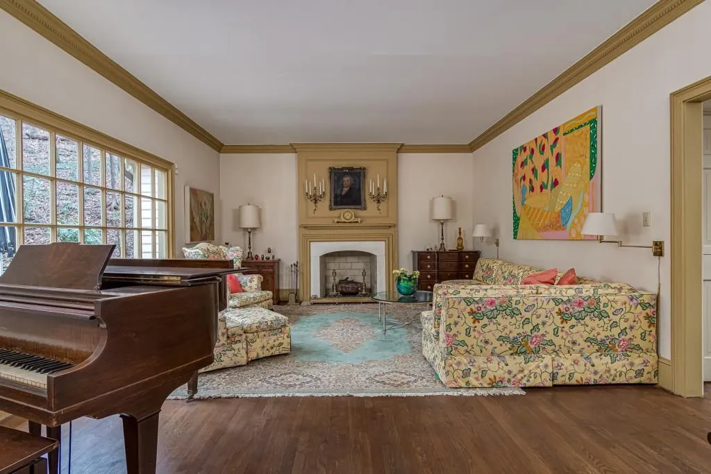 6465 Riverside Drive, Sandy Springs, Georgia 30328, 5 Bedrooms Bedrooms, ,4 BathroomsBathrooms,Residential,Sold,6465 Riverside Drive,6762279