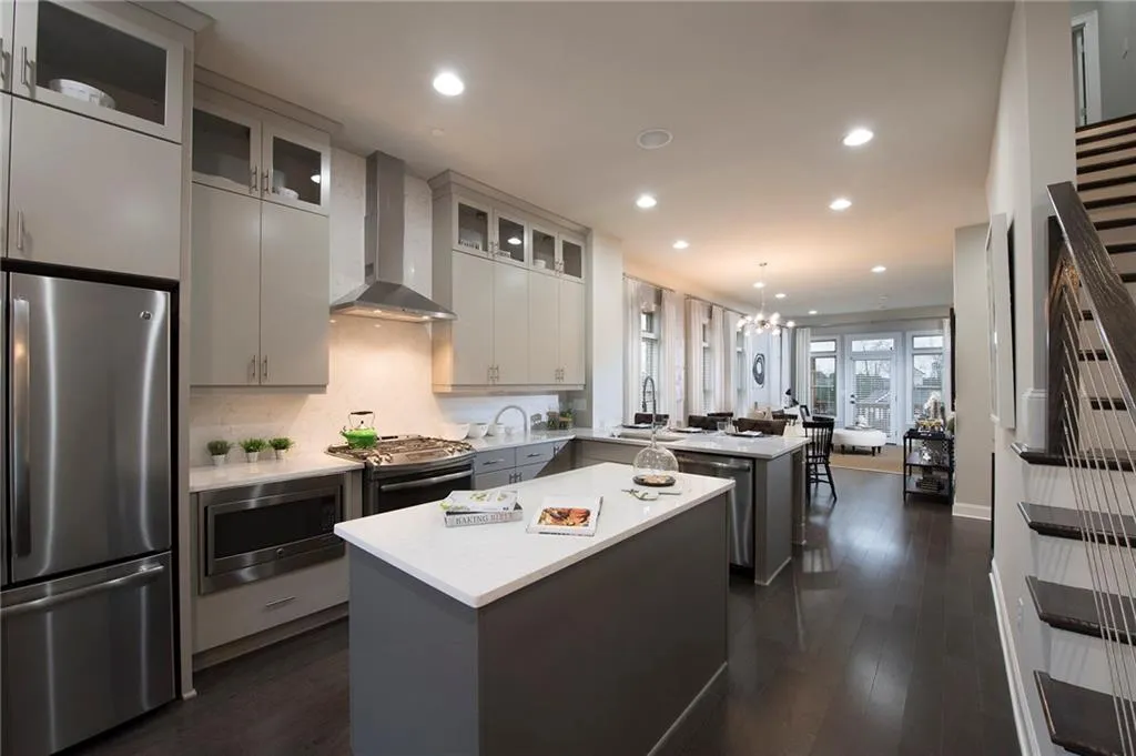 4245 Deming Circle, Atlanta, Georgia 30342, 2 Bedrooms Bedrooms, ,2 BathroomsBathrooms,Residential,Sold,4245 Deming Circle,5953375