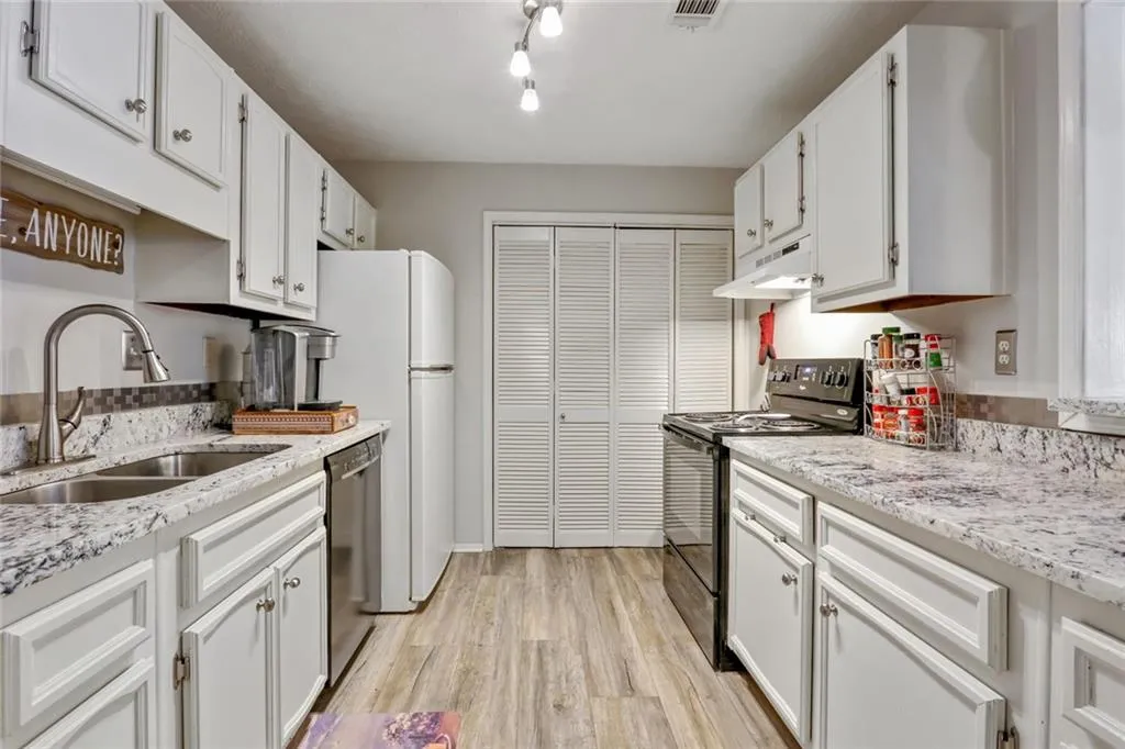 605 Natchez Trace, Sandy Springs, Georgia 30350, 2 Bedrooms Bedrooms, ,2 BathroomsBathrooms,Residential,Sold,605 Natchez Trace,6981081 605 Natchez Trace, Sandy Springs, Georgia 30350, 2 Bedrooms Bedrooms, ,2 BathroomsBathrooms,Residential,Sold,605 Natchez Trace,6981081