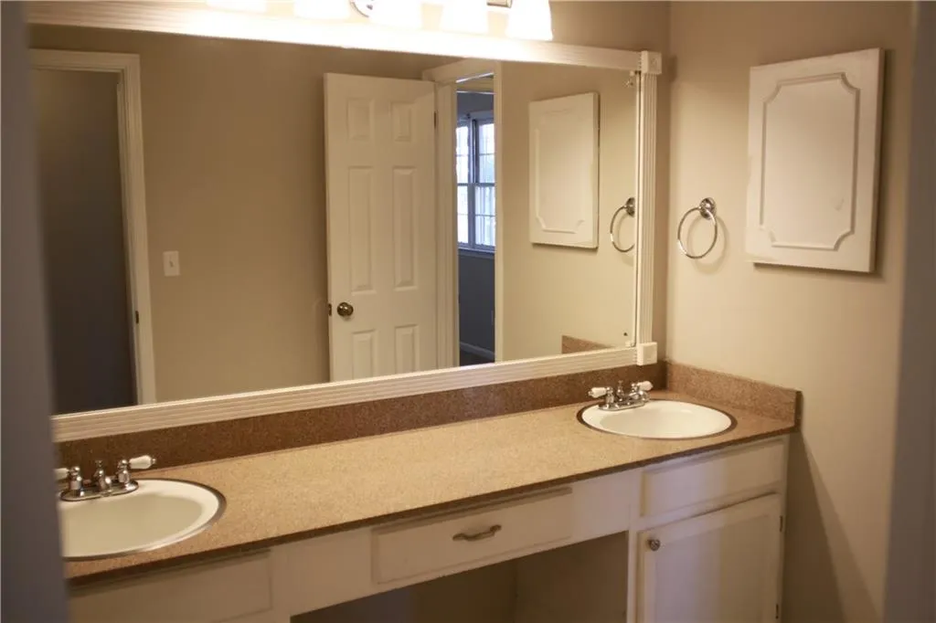 6520 Roswell Road Ne Unit 81, Sandy Springs, Georgia 30328, 2 Bedrooms Bedrooms, ,1 BathroomBathrooms,Residential,Sold,6520 Roswell Road Ne Unit 81,6619877