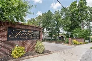 6520 Roswell Road Ne Unit 81, Sandy Springs, Georgia 30328, 2 Bedrooms Bedrooms, ,1 BathroomBathrooms,Residential,Sold,6520 Roswell Road Ne Unit 81,6619877