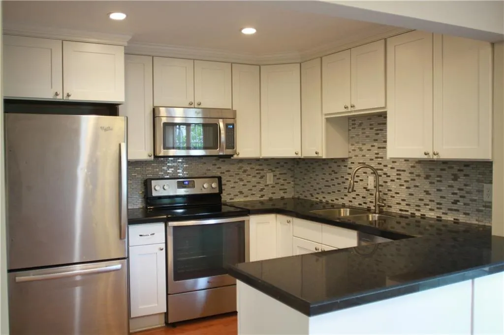 6520 Roswell Road Ne Unit 81, Sandy Springs, Georgia 30328, 2 Bedrooms Bedrooms, ,1 BathroomBathrooms,Residential,Sold,6520 Roswell Road Ne Unit 81,6619877