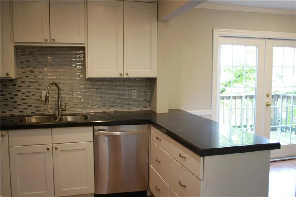6520 Roswell Road Ne Unit 81, Sandy Springs, Georgia 30328, 2 Bedrooms Bedrooms, ,1 BathroomBathrooms,Residential,Sold,6520 Roswell Road Ne Unit 81,6619877