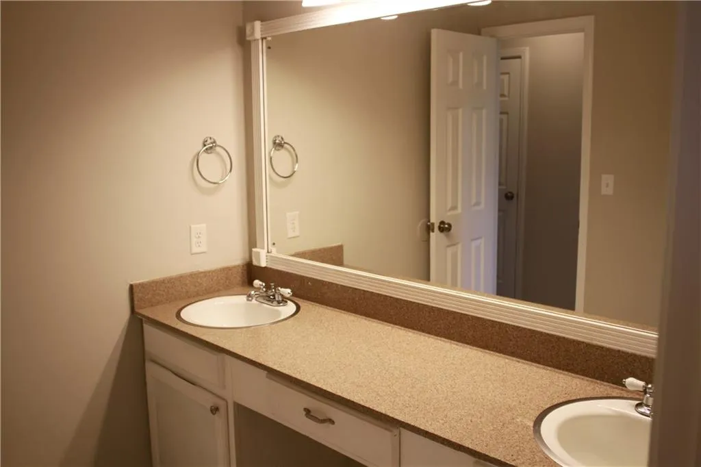 6520 Roswell Road Ne Unit 81, Sandy Springs, Georgia 30328, 2 Bedrooms Bedrooms, ,1 BathroomBathrooms,Residential,Sold,6520 Roswell Road Ne Unit 81,6619877