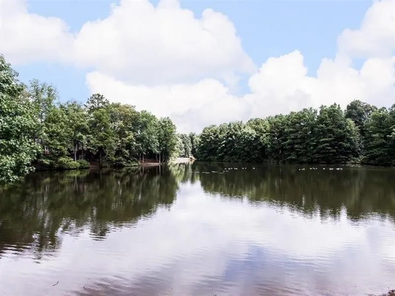 702 Garden Court, Atlanta, Georgia 30328, 2 Bedrooms Bedrooms, ,2 BathroomsBathrooms,Residential,Sold,702 Garden Court,6794192