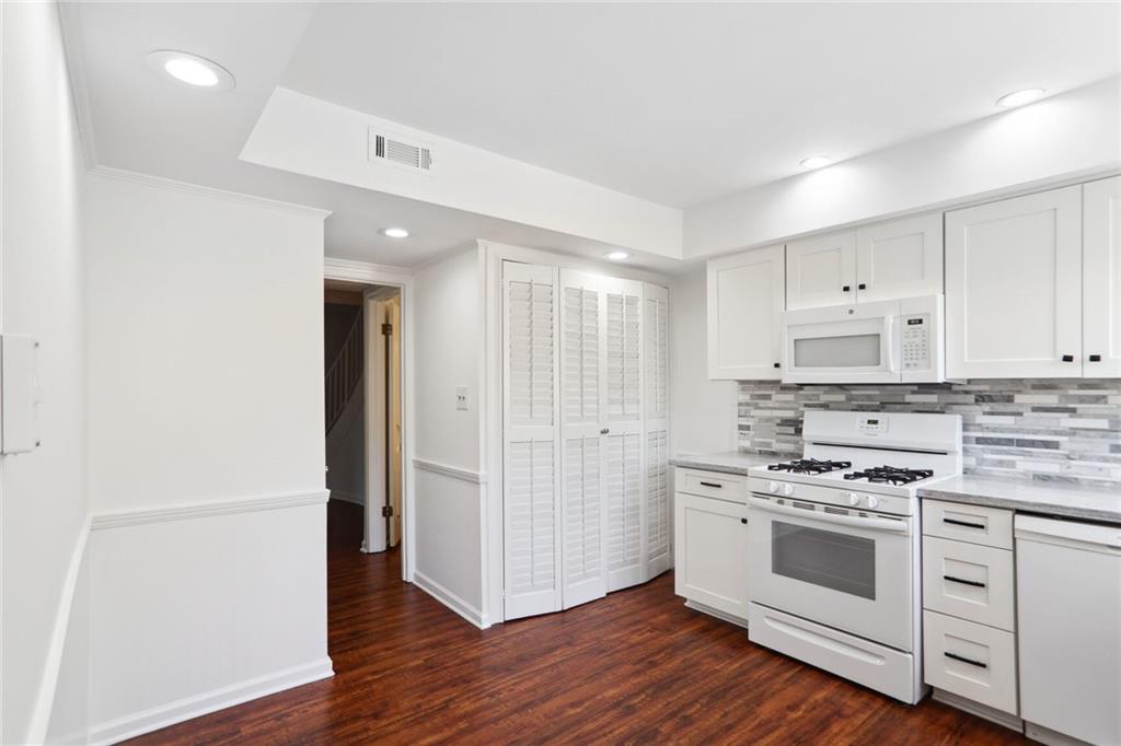 5400 Roswell Road Unit O5, Atlanta, Georgia 30342, 2 Bedrooms Bedrooms, ,1 BathroomBathrooms,Residential,Sold,5400 Roswell Road Unit O5,7271487