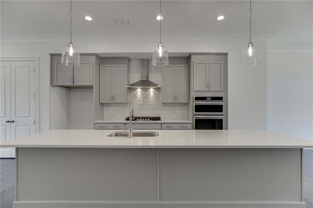 Don't miss the upgrade appliances with 5 burner cooktop, vent hood and micro/oven combo built into the cabinetry!