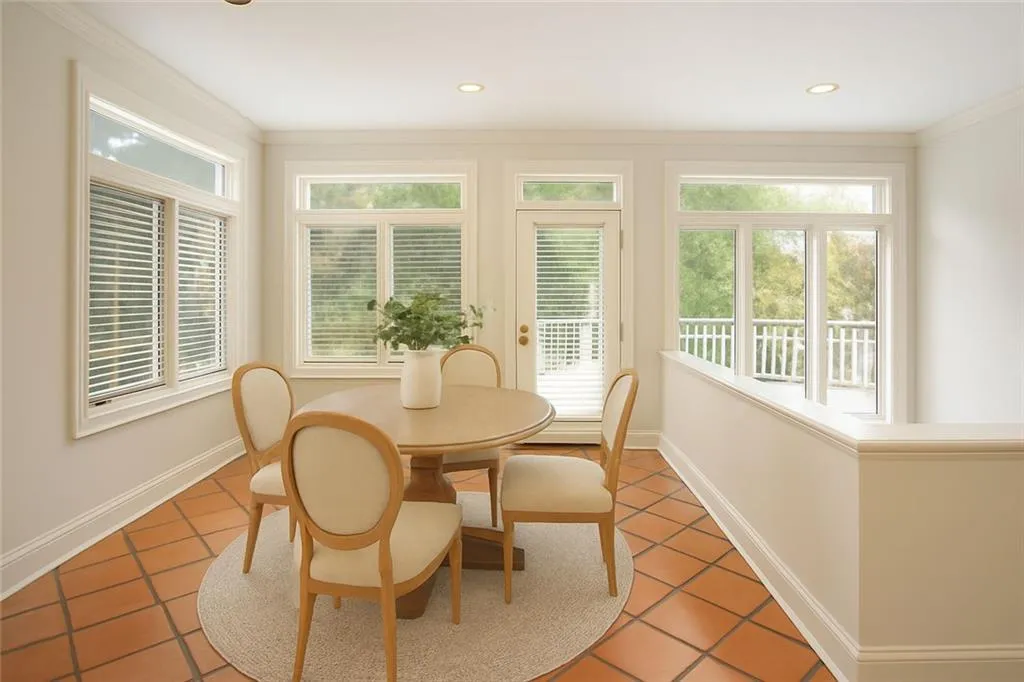 Eat in dining VS.png