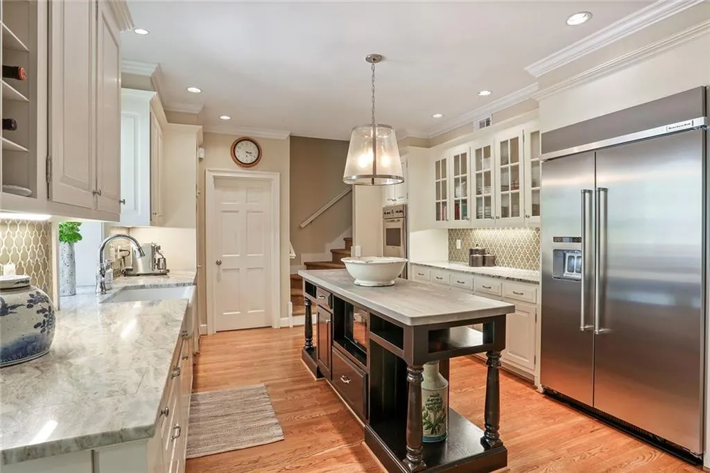 486 Huntcliff Green, Sandy Springs, Georgia 30350, 5 Bedrooms Bedrooms, ,4 BathroomsBathrooms,Residential,Sold,486 Huntcliff Green,5998301