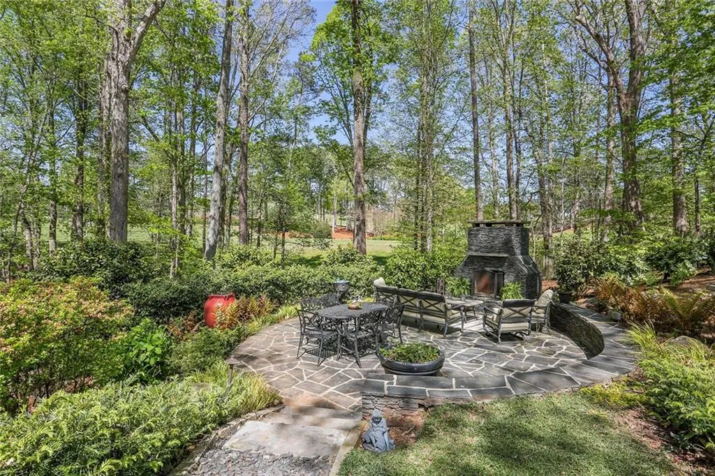 486 Huntcliff Green, Sandy Springs, Georgia 30350, 5 Bedrooms Bedrooms, ,4 BathroomsBathrooms,Residential,Sold,486 Huntcliff Green,5998301