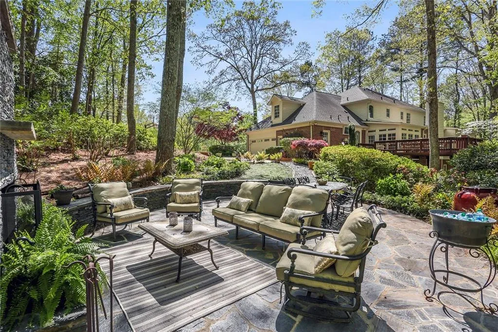 486 Huntcliff Green, Sandy Springs, Georgia 30350, 5 Bedrooms Bedrooms, ,4 BathroomsBathrooms,Residential,Sold,486 Huntcliff Green,5998301