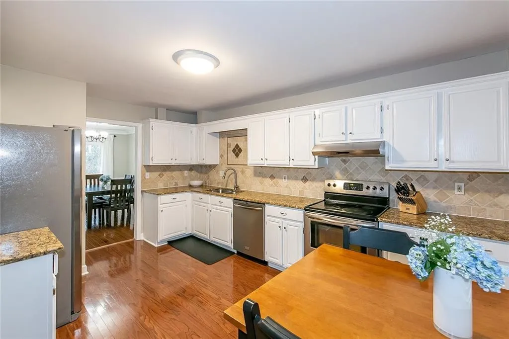 22 Huntington Place Drive, Sandy Springs, Georgia 30350, 3 Bedrooms Bedrooms, ,2 BathroomsBathrooms,Residential,Sold,22 Huntington Place Drive,6833366