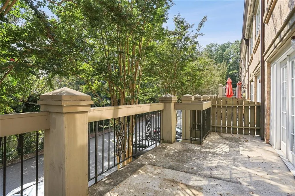 6980 Roswell Road Ne Unit E1, Sandy Springs, Georgia 30328, 2 Bedrooms Bedrooms, ,1 BathroomBathrooms,Residential,Sold,6980 Roswell Road Ne Unit E1,6628373