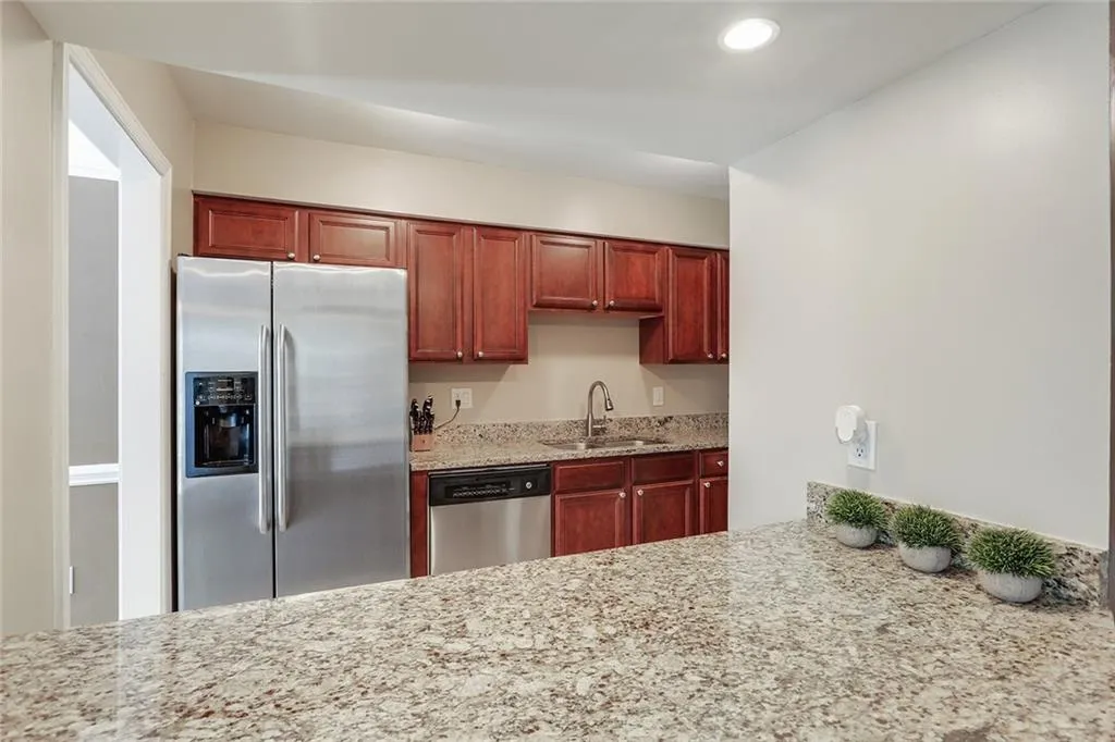 6980 Roswell Road Ne Unit E1, Sandy Springs, Georgia 30328, 2 Bedrooms Bedrooms, ,1 BathroomBathrooms,Residential,Sold,6980 Roswell Road Ne Unit E1,6628373