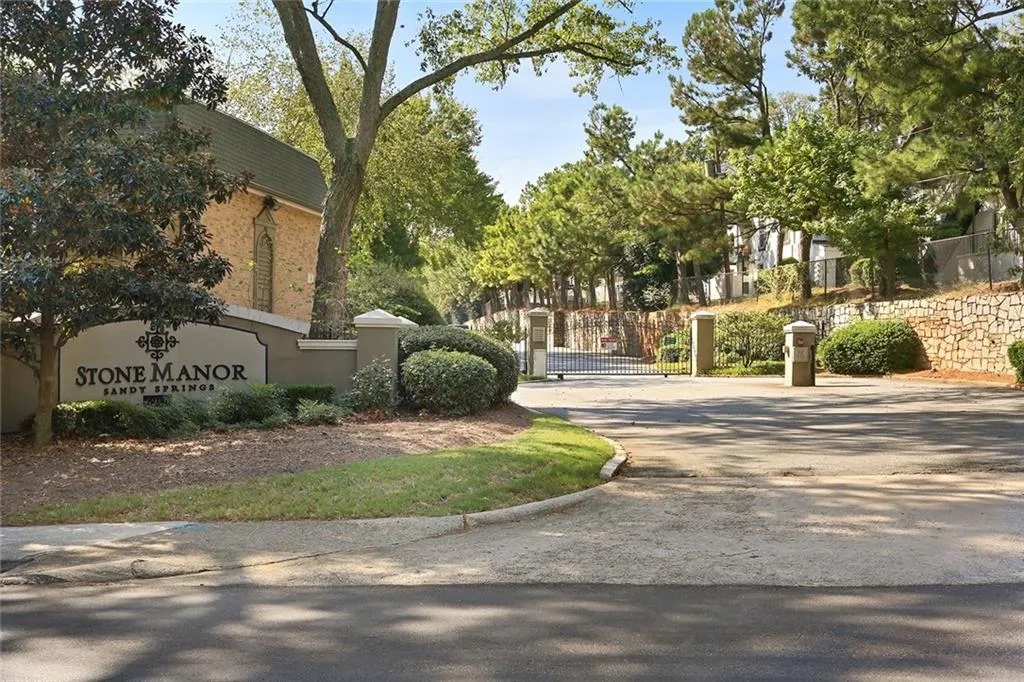 6980 Roswell Road Ne Unit E1, Sandy Springs, Georgia 30328, 2 Bedrooms Bedrooms, ,1 BathroomBathrooms,Residential,Sold,6980 Roswell Road Ne Unit E1,6628373