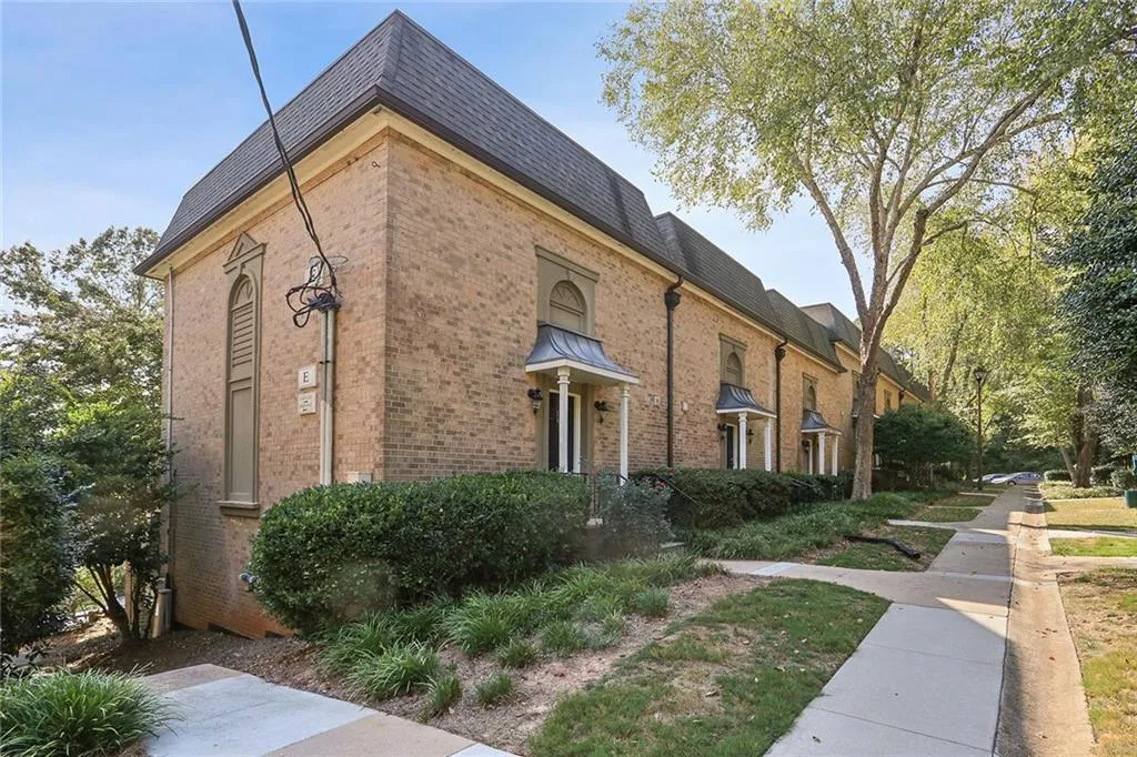 6980 Roswell Road Ne Unit E1, Sandy Springs, Georgia 30328, 2 Bedrooms Bedrooms, ,1 BathroomBathrooms,Residential,Sold,6980 Roswell Road Ne Unit E1,6628373