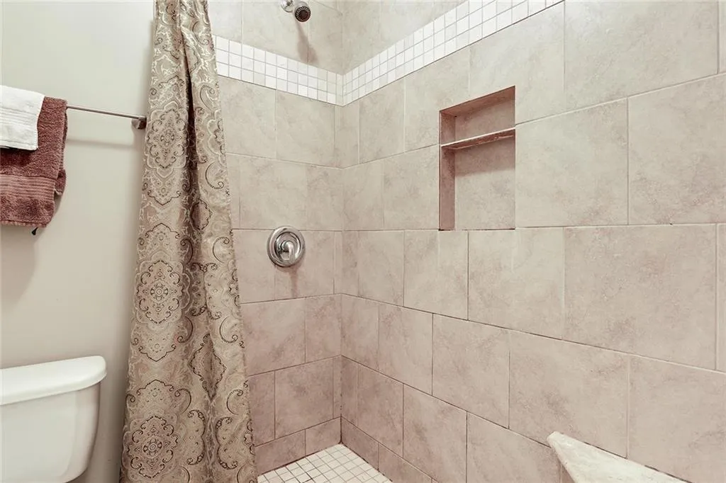 6980 Roswell Road Ne Unit E1, Sandy Springs, Georgia 30328, 2 Bedrooms Bedrooms, ,1 BathroomBathrooms,Residential,Sold,6980 Roswell Road Ne Unit E1,6628373