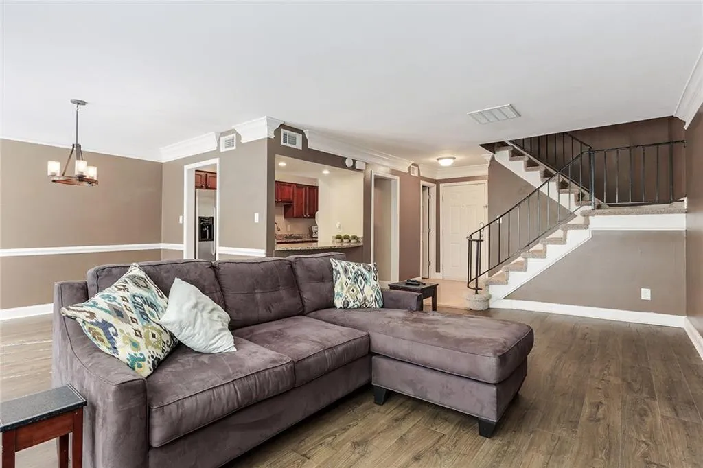 6980 Roswell Road Ne Unit E1, Sandy Springs, Georgia 30328, 2 Bedrooms Bedrooms, ,1 BathroomBathrooms,Residential,Sold,6980 Roswell Road Ne Unit E1,6628373