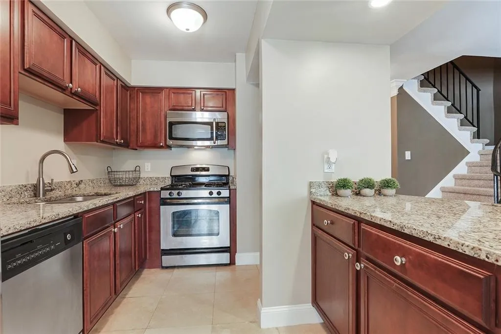 6980 Roswell Road Ne Unit E1, Sandy Springs, Georgia 30328, 2 Bedrooms Bedrooms, ,1 BathroomBathrooms,Residential,Sold,6980 Roswell Road Ne Unit E1,6628373