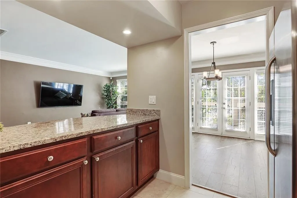 6980 Roswell Road Ne Unit E1, Sandy Springs, Georgia 30328, 2 Bedrooms Bedrooms, ,1 BathroomBathrooms,Residential,Sold,6980 Roswell Road Ne Unit E1,6628373