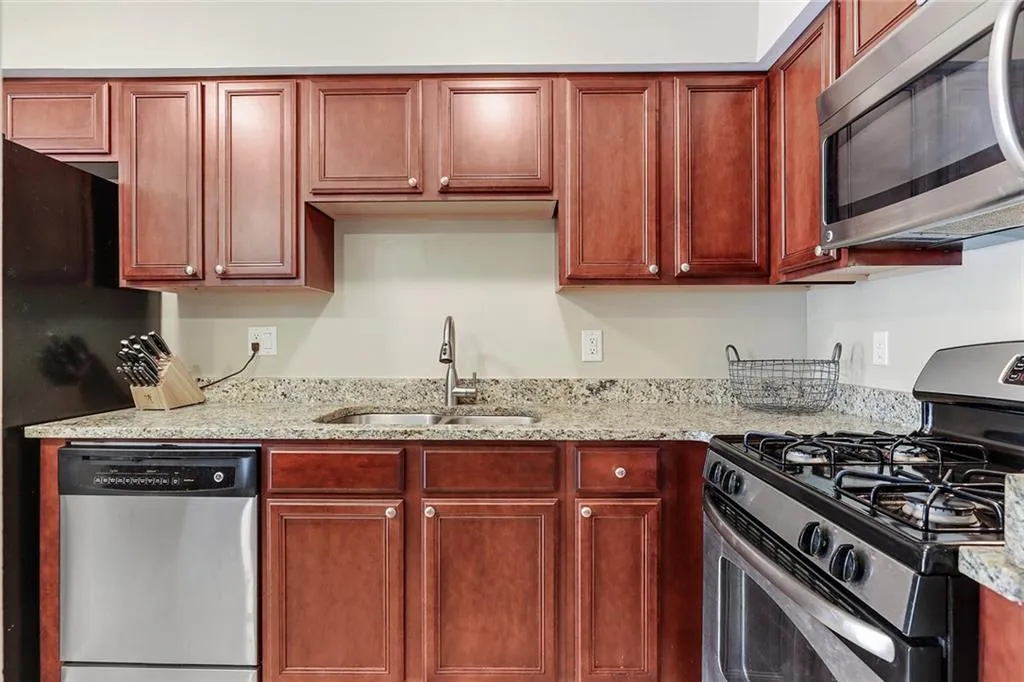 6980 Roswell Road Ne Unit E1, Sandy Springs, Georgia 30328, 2 Bedrooms Bedrooms, ,1 BathroomBathrooms,Residential,Sold,6980 Roswell Road Ne Unit E1,6628373