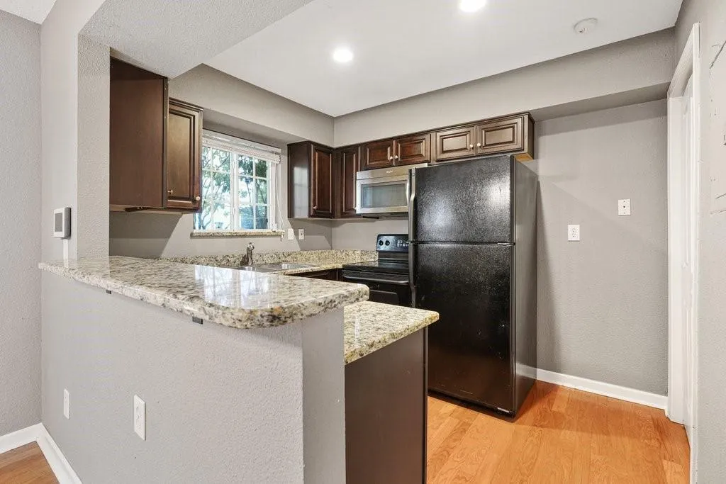 6940 Roswell Road Unit 25e, Atlanta, Georgia 30328, 1 Bedroom Bedrooms, ,1 BathroomBathrooms,Residential,Sold,6940 Roswell Road Unit 25e,7111701