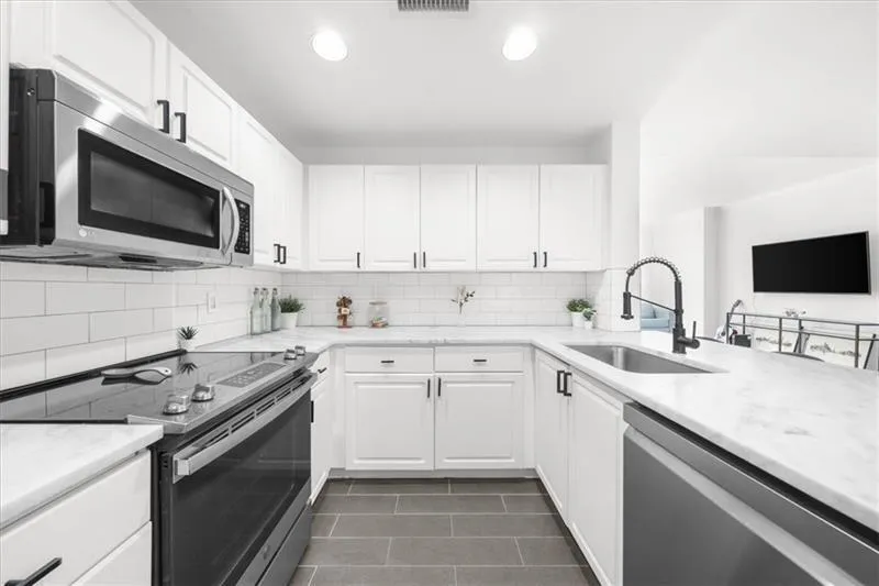 3475 Oak Valley Road Ne Unit 410, Atlanta, Georgia 30326, 1 Bedroom Bedrooms, 0 ,1 BathroomBathrooms,Residential,For Sale,3475 Oak Valley Road Ne Unit 410,7776402