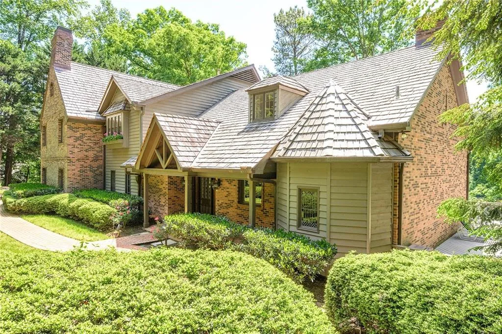 9669 Huntcliff Trace, Sandy Springs, Georgia 30350, 6 Bedrooms Bedrooms, ,4 BathroomsBathrooms,Residential,Sold,9669 Huntcliff Trace,6883425